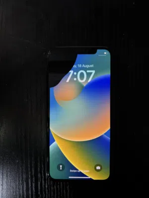 ابفون x بسعر مغري مساحة التخزين 64gb الشاشة شغالة بالكامل لاكن يوجد رقعة سودا بالزاوية