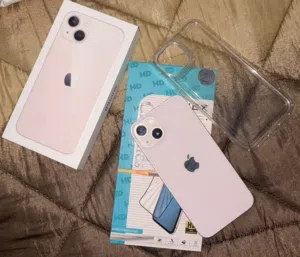 Iphone 13 256 gb مع الكرتونة و الشاحن بحالة الوكالة