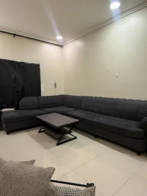 كنب شبه جديد مع طاوله للبيع بسبب النقل لمكان اكبر و كرسي هزاز