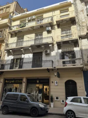 Oran La Martine Appartement rénové a vendre au 1er étage type F5 de 106 m2