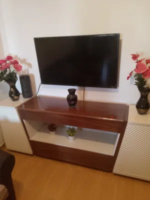 شاسه 43 + فيربليس او تعتبر طاولة شاشه +سريرين شباب+بارتشن داخلي كله شبه جديد