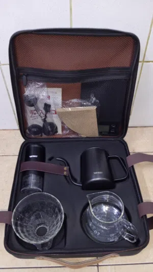 للبيع شنطة ادوات قهوه ال V60 جديده مع جميع ملاحقاتها