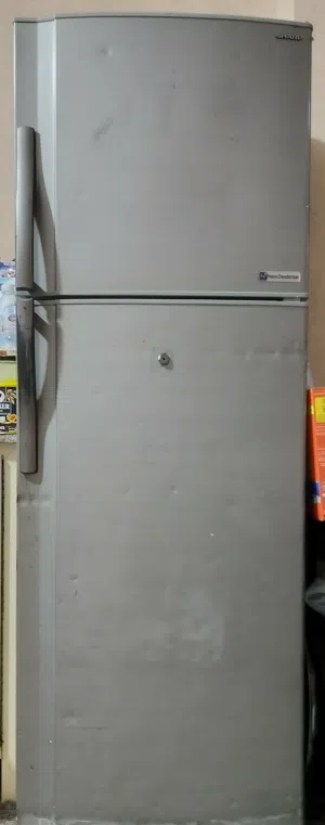 ثلاجة شارب للبيع بحالة جيدة