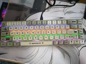 الكيبورد جديد و غير مستعمل عدا للفحص