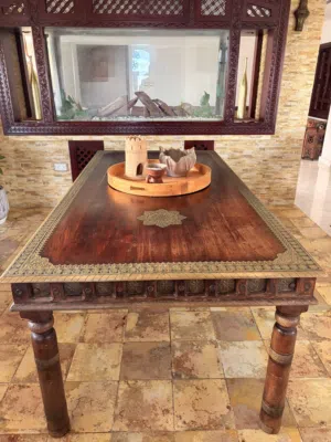 8 seater table wood خشب و نحاس