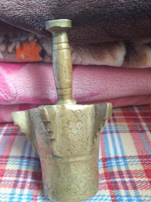 مهراز مغربي تقليدي أصيل من النحاس الأصفر المنقوش.