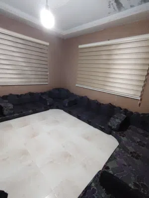ديوانيه مع طاوله وسط حجم كبير