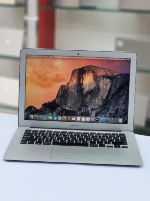MACBOOK AIR A1466 CORE I7 PROCESSOR 8GB RAM 128GB SSD 13INCH RETINA DISPLAY FREE BAG AND CHARGER