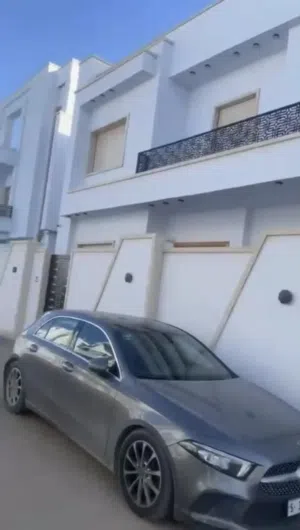 فيلا دورين مفصولات للإيجار الله يبارك تسكن عائلتين في عين زارة زويتة موقع ممتاز وحي راقي بسعر 5000د