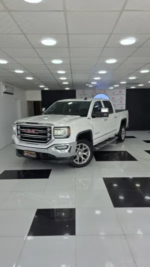 GMC SIERRA SLT 2017 سيارة عملية وقوية، مناسبة للاستخدام اليومي والسفر والعمل، معروفة بالاعتمادية