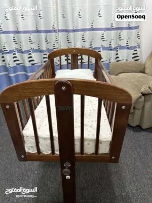 تخت بيبي حديث ولاده مع فرشه بحاله ممتازه من جونيور