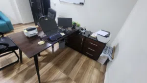 متاح مكاتب مدير ومكاتب موظفين وكراسي مكتب مستوه