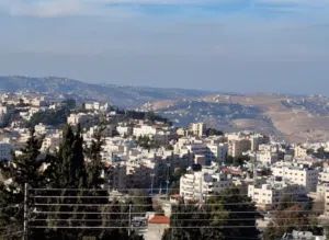 ارض للبيع في ضاحية الحمر مميزه لفيلا باطلاله خياليه