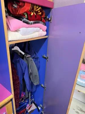تخت اطفال مع خزانة ومكتب