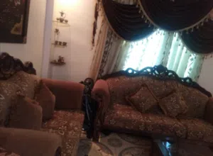 كنب للبيع 9 مقاعد خشب زان بحالة الوكاله مع 3 طربيزات وبرادي.