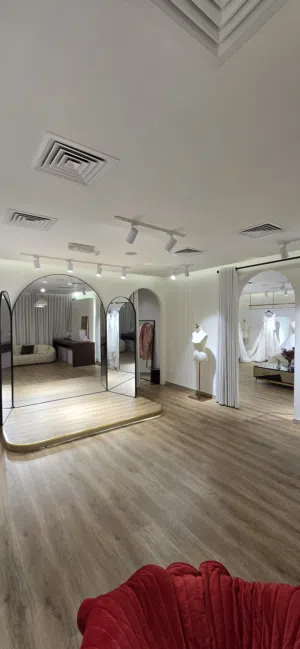 مشروع فساتين أعراس للبيع مجهز بالكامل..  Bridal Wedding Dress Shop for Sale