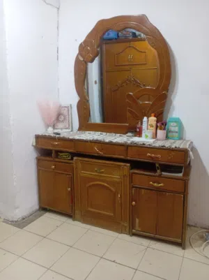 ميز توليت مستعمل للبيع