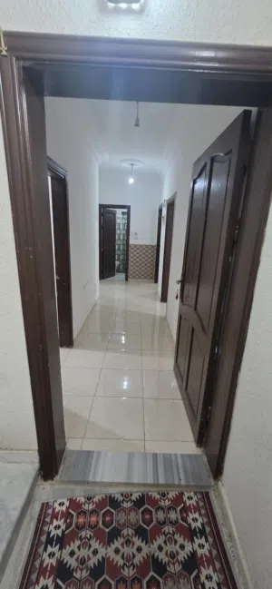 شقه للبيع ارضيه ابونصير قرب الخدمات