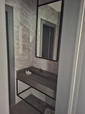 واجهات سكريت مع ابواب ومغاسل جرانيت ومطبخ صغير