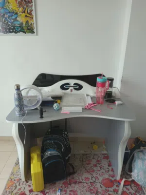 مكتب للدراسة بحالة ممتازة