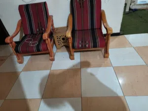 كراسي خشب ثلاث حبات