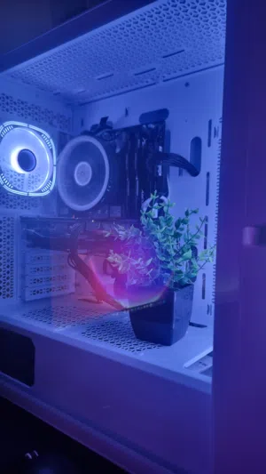 سيت اب مع بي سي شاشتين كيبورد و ماوس والبي سي معاه بوكسه و قراطبسه والشاسه بعد ومتوفر توصيل الامارات