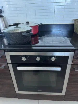 فرن بلت إن Midea بحالة ممتازة للبيع