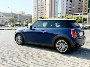 MINI COOPER IN EXCELLENT CONDITION. 2017 MODEL