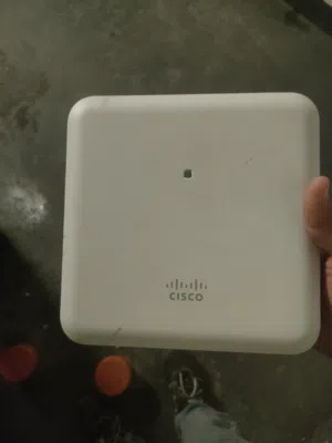 هذه هي نقطة الوصول اللاسلكية Cisco Aironet 1850 Series. [1]  الموديل: AIR-AP1852I-E-K9 أو طرازات مشا