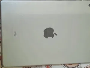 Apple ipad 5th gen in very good condition (urgent sale)