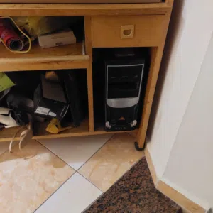 ترابيزة كمبيوتر بحالة جيدة خامة ممتازة