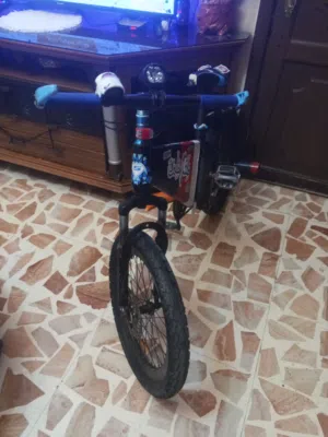 بسكليت ياباني مواصفات جميله جدا جبلي وعملي لا يوجد فيه خراب ويأتي   معه هديه