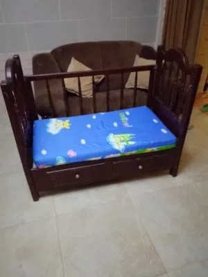 سرير اطفال خشب زان للبيع مع الفرشة.