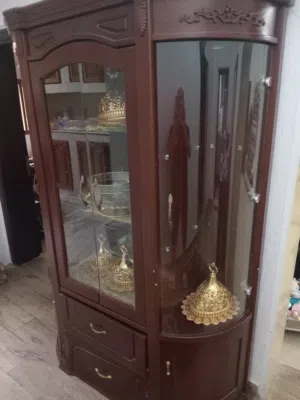 بوفيه نظيف استعمال بسيط موديل حديث توجد فيه اناره داخليه