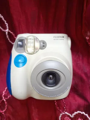للبيع كاميرا فورية من ماركة fujifilm بسعر لا يفوت و قابل للتفاوض للجادين في الشراء