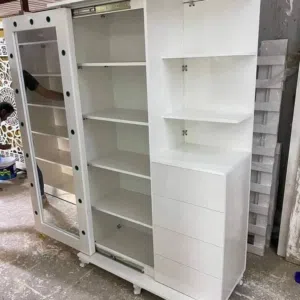 ميز مع مرايه  نظيف قليل استعمال
