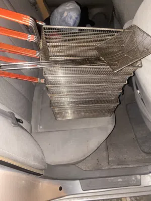 للبيع سلة مقالي تصلح للبطاطس و دجاج سريع عدد 8 مع قفشه بحالة ممتازة