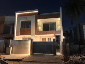 بيت في المنصور للإجار مساحة 300 متر بيت ارضي وشقتين 120 متر طابق ثاني منفصل وطابق ثالث شقه 120