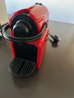 ماكينة قهوة كبسولات نسبريسو (Nespresso) لون أحمر - نظيفة جداً وبحالة ممتازة استخدام بسيط بداعي السفر