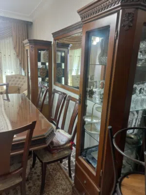 طقم ضيوف مصري مع الطربيزات مع طاولة سفره و 8 كراسي وفضيتين للبيع