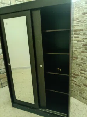 خزانة بابين سحاب بحالة ممتازة مع رفوف دهانها ممتاز من جهة مراية