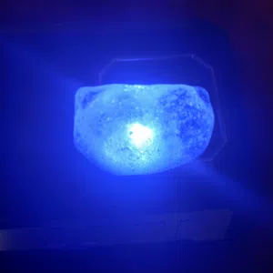 حجر كريم ممكن ياقوت ازرق أو الماس ازرق أو حجر التانزانيت