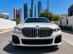 للبيع   BMW 740Li Mموديل 2021 بحالة ممتازة جداً ممشى بسيط استخدام سيدة