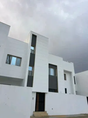 مبنى جديد لم يسكن دورين يتكون من 4شقق يصلح استثمار للبيع في سيده عائشة  حي المهندسين ع قطران  مساحة