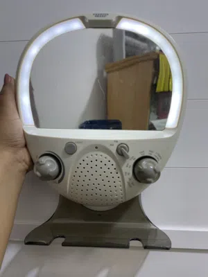 مرآة مكبرة للحلاقة مزودة بإضاءة و راديو