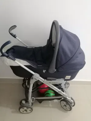 عربة أطفال نوعية ممتازة في حالة جيدة جدا للبيع مع سيكل و سيارة لعبة للأطفال.
