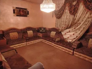 طقم كنب تفصيل نضيف جدا 14مقعد