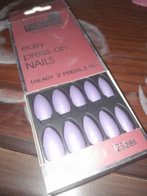 أظافر جاهزة للتركيب السريع (Easy Press-on Nails) لون مميز