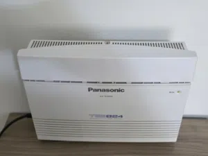 مقسم  بدالة باناسونيك Panasonic PABX  موديل KX-TES824 مع رد الي ولوحة كاشف ارقام  .
