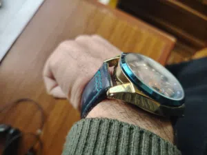 ساعة OCHSTIN جلد طبيعي لون مميز وجميل